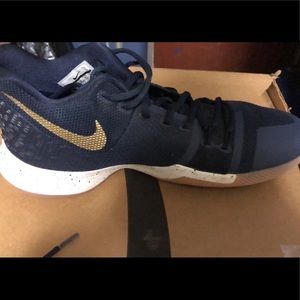 Selling Kyrie 3s Men’s basketball shoes